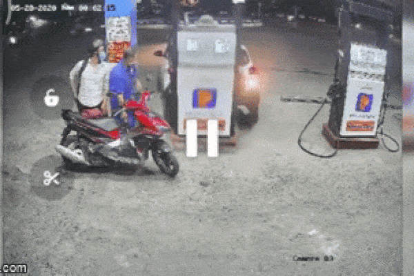 Clip: Khoảnh khắc tài xế lùi trúng cột bơm xăng, ô tô bốc cháy dữ dội trong đêm