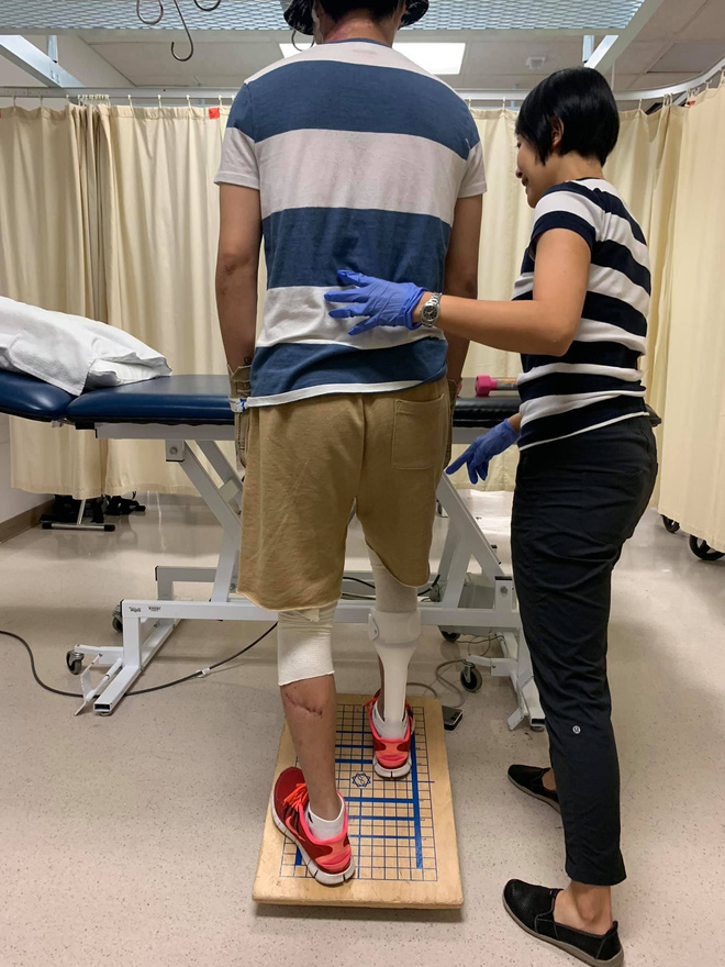 Trải lòng của người vợ Việt kiều Canada bị tạt axit, cắt gân chân: Mỗi lần chồng phải vào phòng phẫu thuật là một lần mình rơi nước mắt-6