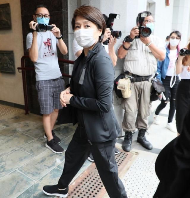 Sau 21 ngày Vua sòng bài Macau qua đời: Mỗi người một tâm trạng, con gái út bà Cả suy sụp, con gái thứ 7 làm đẹp sau khi kết thúc tuần thất 3-2