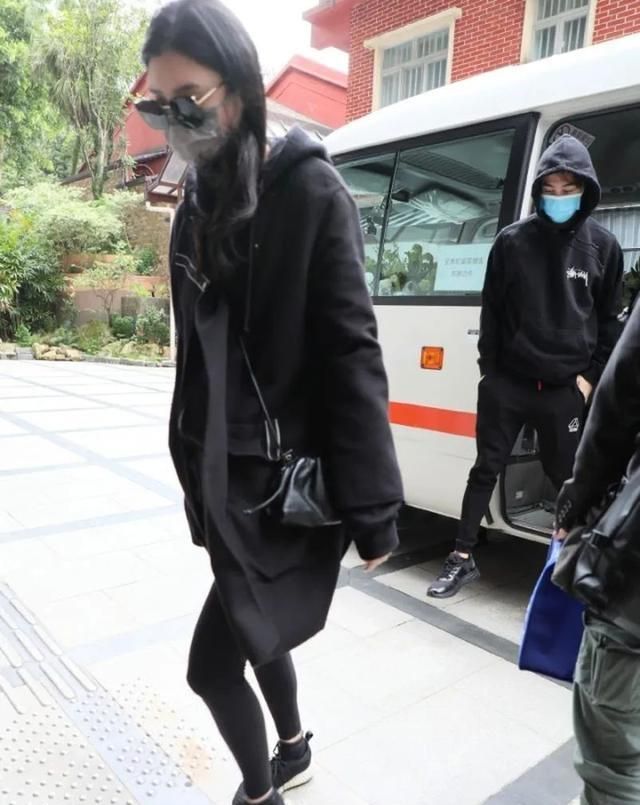 Sau 21 ngày Vua sòng bài Macau qua đời: Mỗi người một tâm trạng, con gái út bà Cả suy sụp, con gái thứ 7 làm đẹp sau khi kết thúc tuần thất 3-3