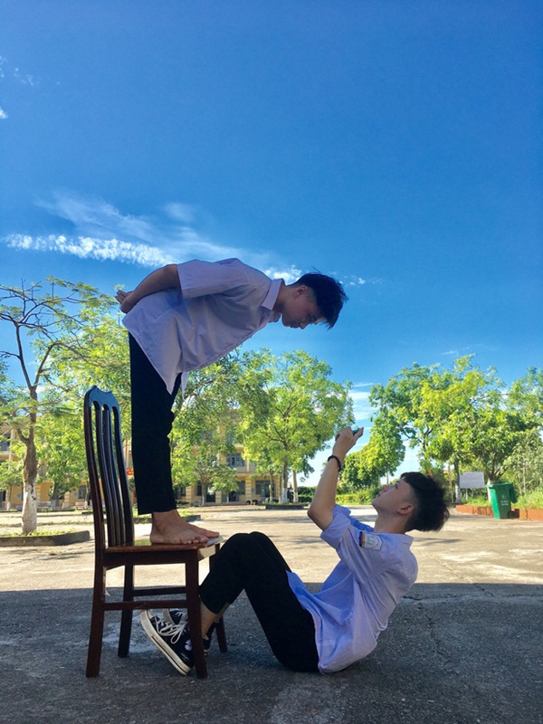 Chụp ảnh thẻ nhưng không có phông xanh, hai nam sinh có cách giải quyết cực kì sáng tạo nhưng kết quả lại ngã ngửa-1