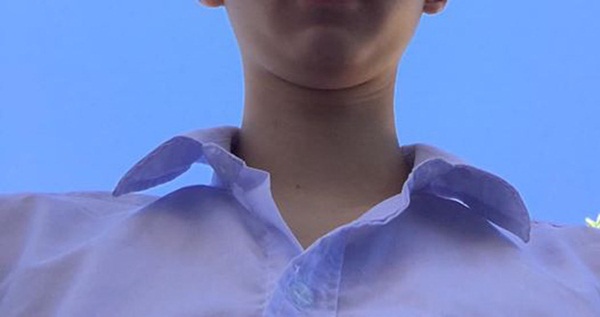 Chụp ảnh thẻ nhưng không có phông xanh, hai nam sinh có cách giải quyết cực kì sáng tạo nhưng kết quả lại ngã ngửa-2