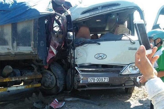 Xe khách đấu đầu xe tải, nhiều người bị thương nặng la hét hoảng loạn