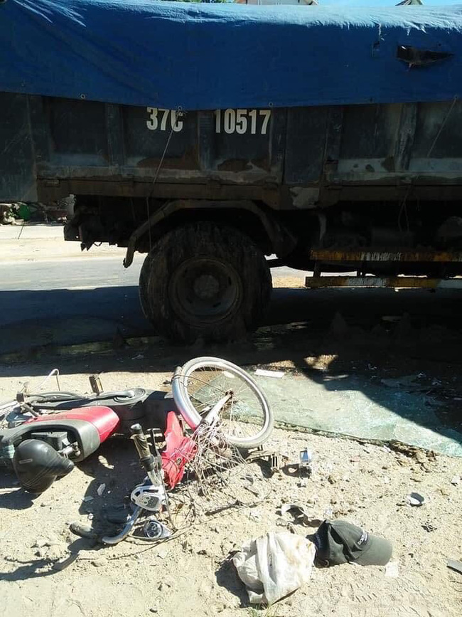 Xe khách đấu đầu xe tải, nhiều người bị thương nặng la hét hoảng loạn-2