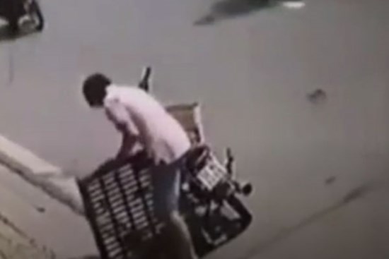 Chạy xe ngược chiều rồi thản nhiên trộm nắp cống ở Bình Dương