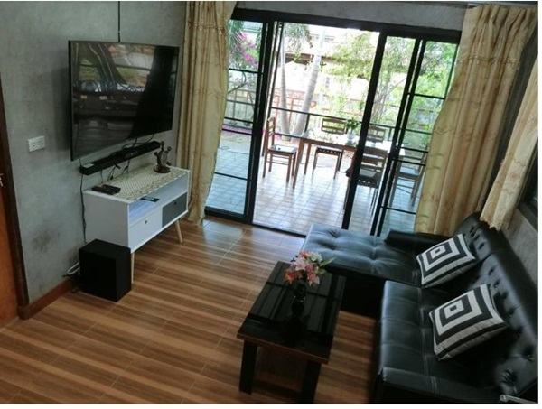 Ngôi nhà cấp 4 xây dựng đơn giản nhưng sở hữu khoảng sân rộng đủ để ngắm trọn vẻ đẹp xanh tươi của thiên nhiên xung quanh-6