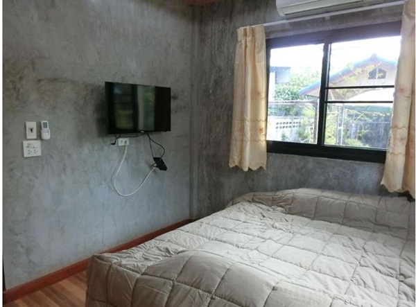 Ngôi nhà cấp 4 xây dựng đơn giản nhưng sở hữu khoảng sân rộng đủ để ngắm trọn vẻ đẹp xanh tươi của thiên nhiên xung quanh-10