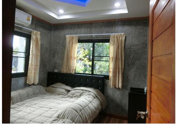 Ngôi nhà cấp 4 xây dựng đơn giản nhưng sở hữu khoảng sân rộng đủ để ngắm trọn vẻ đẹp xanh tươi của thiên nhiên xung quanh-9