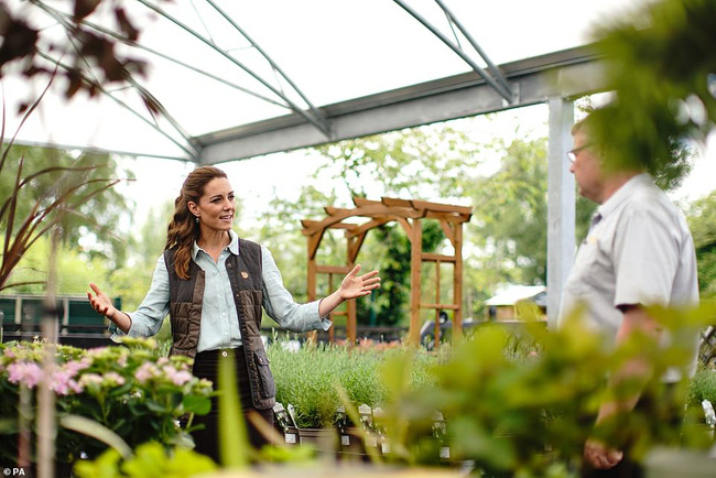 Trong khi em dâu Meghan vẫn giậm chân tại chỗ ở Mỹ, Công nương Kate đã chính thức xuất hiện công khai với vẻ đẹp gây bất ngờ-4
