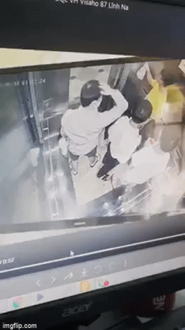 Phẫn nộ clip người đàn ông vô cớ dúi đầu, tát mạnh vào mặt bé trai trong thang máy chung cư-1