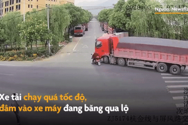 Người điều khiển xe máy thoát nạn sau khi bị xe tải đâm trúng
