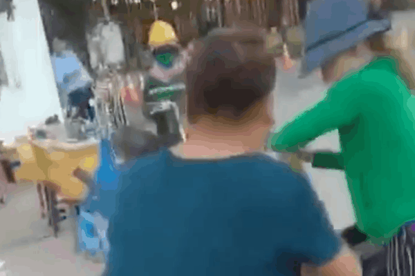 CLIP: Giành giật làm đổ xe của khách, 2 người phụ nữ hất cả can xăng vào người nhau