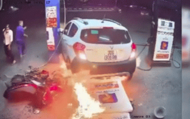 Tài xế ô tô lùi trúng cột bơm xăng, khoảnh khắc sau đó khiến tất cả kinh hãi-1