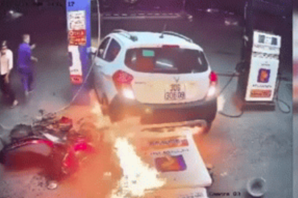 Ôtô đẩy xe máy tóe lửa, lao vun vút trên đường ở Mỹ-1