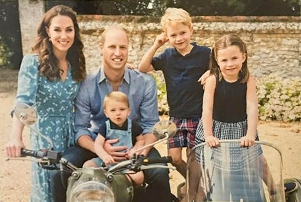 Tan chảy với loạt khoảnh khắc đặc biệt của Hoàng tử William bên cạnh 3 con nhỏ nhân Ngày của Cha và đón mừng tuổi mới-3
