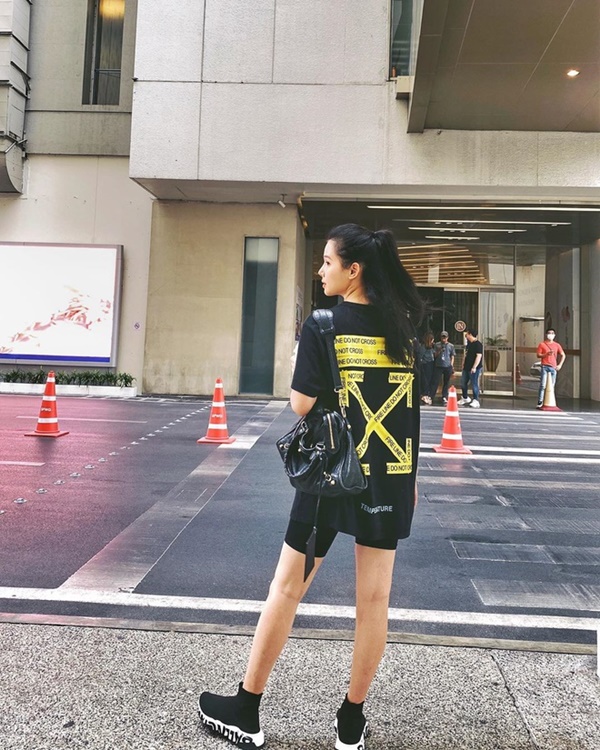 Gu ăn mặc của Phanh Lee ngày càng gợi cảm-7