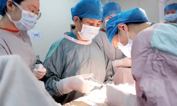 Hy hữu: Hai anh em sinh đôi chào đời cách nhau 10 năm, có nhiều điểm giống nhau đến ngỡ ngàng-1