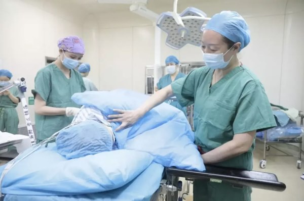 Hy hữu: Hai anh em sinh đôi chào đời cách nhau 10 năm, có nhiều điểm giống nhau đến ngỡ ngàng-5