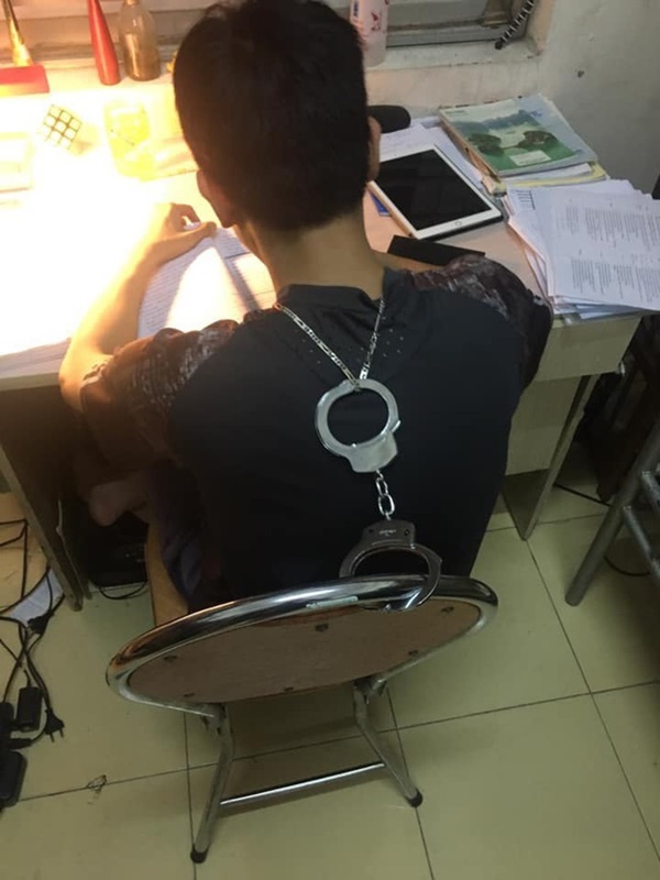 Cười đau bụng với loạt ảnh dạy con học bài của các ông bố, dù ở quốc gia nào thì cũng chung điểm đặc biệt này-3