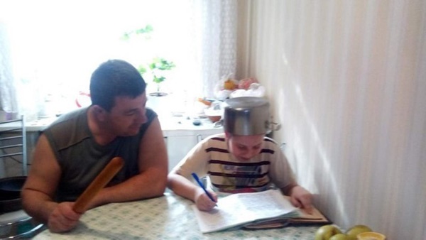 Cười đau bụng với loạt ảnh dạy con học bài của các ông bố, dù ở quốc gia nào thì cũng chung điểm đặc biệt này-4