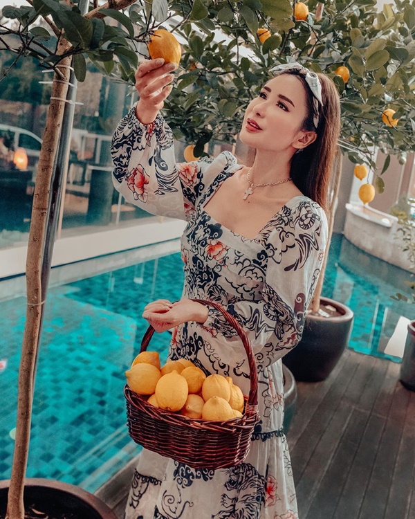 Vẻ đẹp bất chấp thời gian và cuộc sống nhung lụa của 2 nữ tiếp viên hàng không bỏ bầu trời đi lấy chồng đại gia nổi tiếng khắp cả châu Á-12