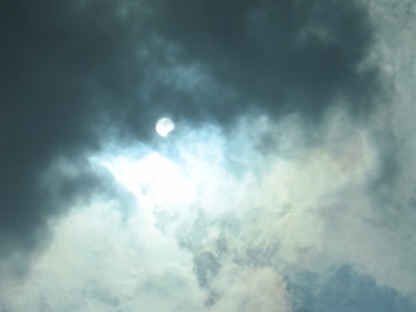 Hà Nội, Hải Phòng xem rõ nhật thực, TP.HCM trời mây mù-4