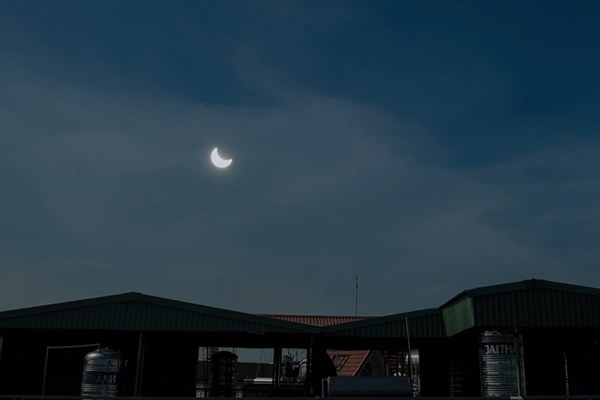 Hà Nội, Hải Phòng xem rõ nhật thực, TP.HCM trời mây mù-6
