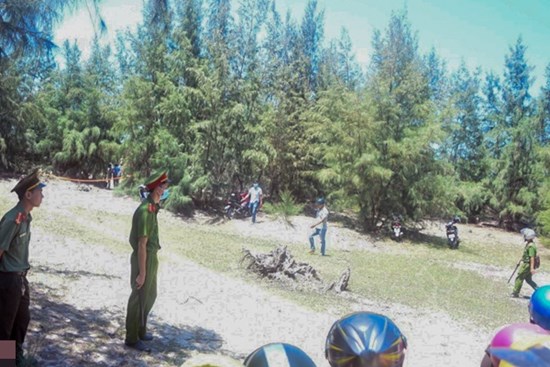 Thi thể bé gái 13 tuổi nằm giữa rừng phi lao