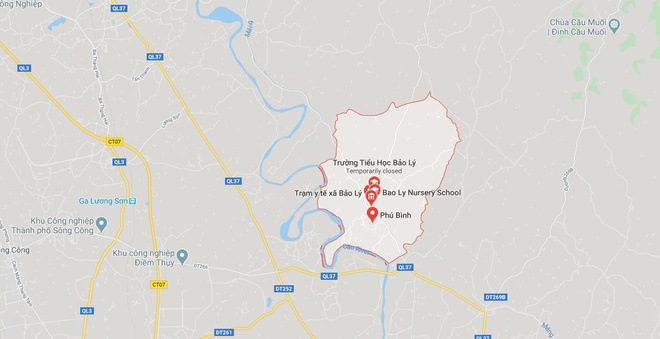 Chưa có cơm ăn, con trai bổ bồ cào vào vai cha-1