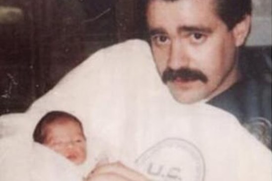 Bạn gái bỏ rơi con chung mới chào đời vào bãi rác, 25 năm sau, người đàn ông chứng kiến cảnh tượng không tưởng trên TV