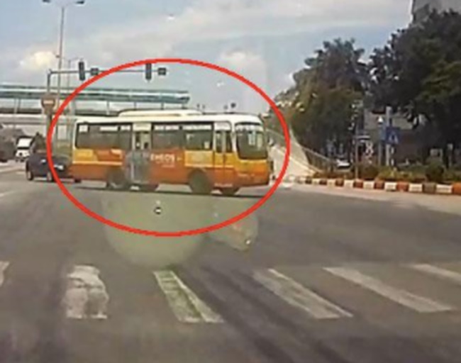 Container húc lật xe buýt giữa ngã tư, khoảnh khắc bất ngờ khiến bao người kinh hãi, la hét-1