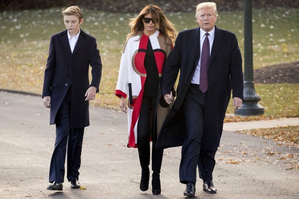 Minh chứng cho thấy hoàng tử Nhà Trắng Barron Trump giống cha như 2 giọt nước, thừa hưởng nhan sắc thời trẻ của Tổng thống Mỹ-5