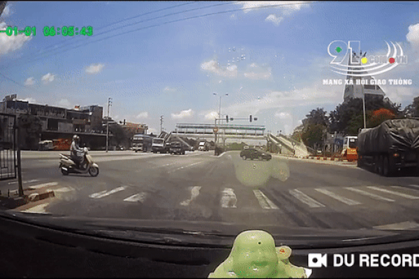 Container húc lật xe buýt giữa ngã tư, khoảnh khắc bất ngờ khiến bao người kinh hãi, la hét