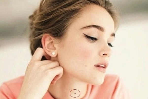 Phụ nữ có nốt ruồi đúng vị trí tài lộc ở cổ, cả đời ngồi mát ăn bát vàng-1