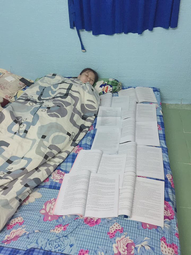 Muôn kiểu ôn thi bá đạo: Tài liệu chất đống, cứ phải sách một bên người một bên mới yên tâm đi ngủ-1