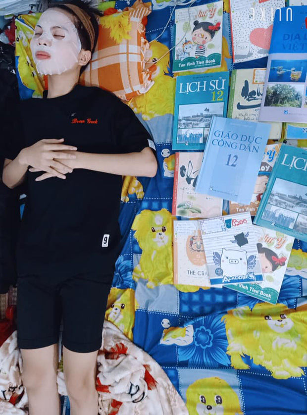 Muôn kiểu ôn thi bá đạo: Tài liệu chất đống, cứ phải sách một bên người một bên mới yên tâm đi ngủ-2