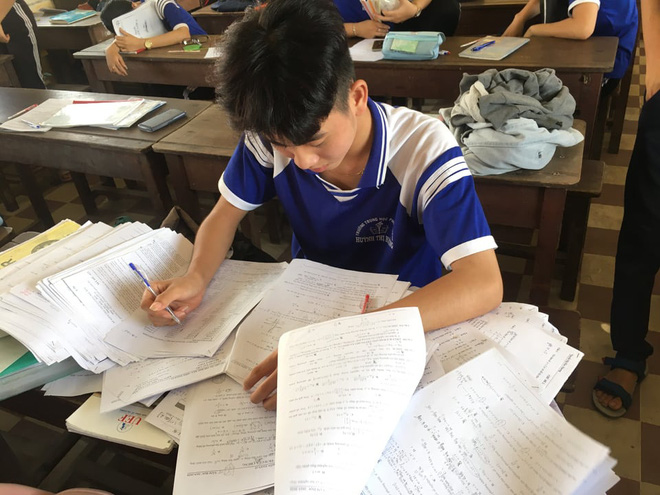 Muôn kiểu ôn thi bá đạo: Tài liệu chất đống, cứ phải sách một bên người một bên mới yên tâm đi ngủ-4