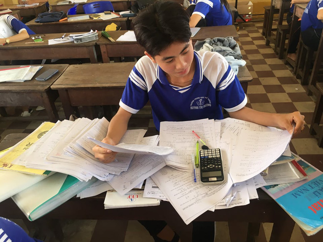 Muôn kiểu ôn thi bá đạo: Tài liệu chất đống, cứ phải sách một bên người một bên mới yên tâm đi ngủ-5