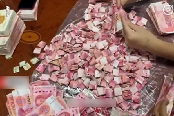 Vợ tức giận phát hiện chồng giấu quỹ đen 30 triệu nhưng khi nhìn mẩu giấy kẹp trong xấp tiền thì cô lập tức đỏ mắt-3