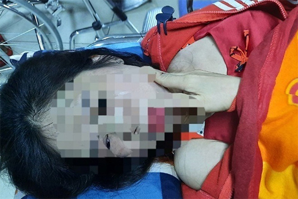 Công an thông tin chính thức vụ vợ đang bế con bị chồng giật tóc ngã ngửa: Không có chuyện hành hung-2