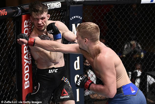 Bị đối thủ hành cho ra bã, anh chàng võ sĩ cầu xin HLV cho phép bỏ cuộc tới 18 lần nhưng thái độ của ông thầy mới đáng chú ý-1