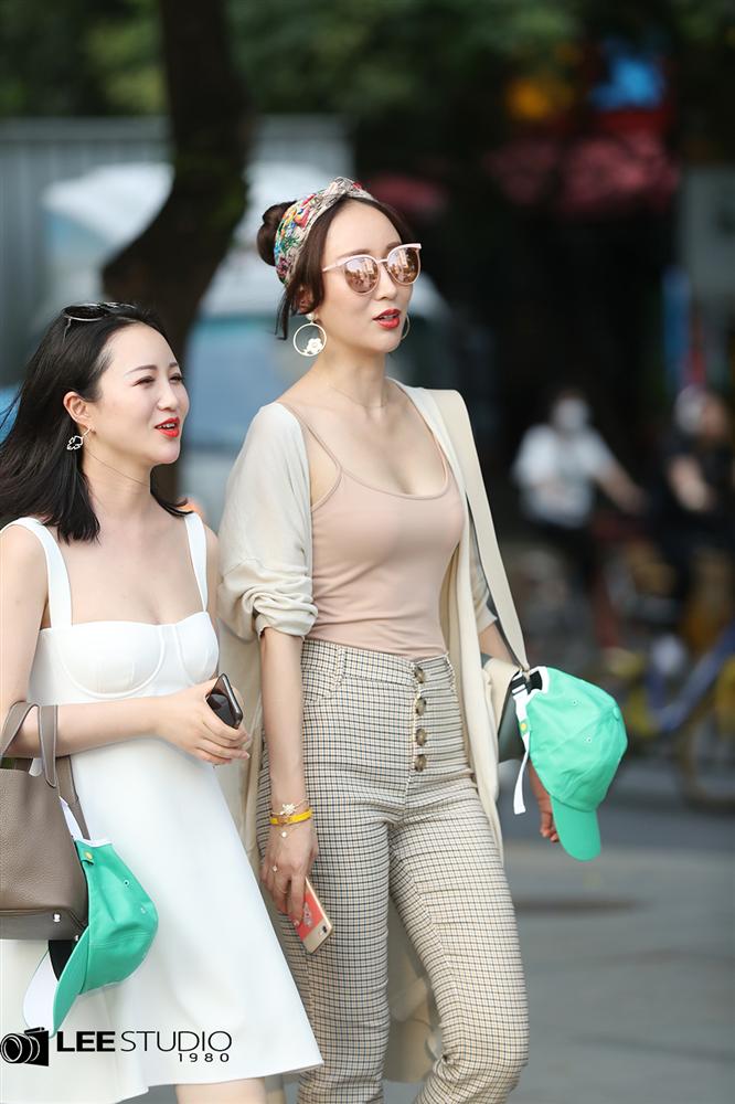 Kiểu áo tai hại chết người nhưng bao mỹ nhân vẫn thi nhau diện khiến dân tình nóng mắt-1