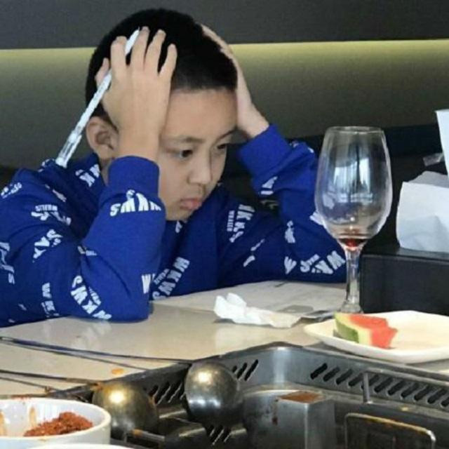 Trong khi cả nhà ngồi ăn uống no say ở nhà hàng thì cậu bé tiểu học vẫn phải khổ sở làm một việc, nhưng bất ngờ là cái kết-1