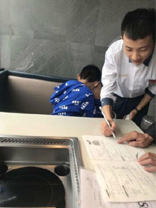 Trong khi cả nhà ngồi ăn uống no say ở nhà hàng thì cậu bé tiểu học vẫn phải khổ sở làm một việc, nhưng bất ngờ là cái kết-2