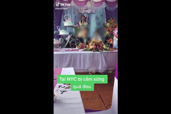 Trở về thăm người yêu cũ, tôi sốc trước cảnh tượng cô ấy ngồi trên bậc thềm, đờ đẫn ôm chiếc bụng bầu giả-2