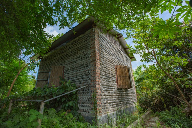 Tận mắt ngôi nhà được làm từ 9.000 vỏ chai nhựa độc nhất ở Hà Nội-1