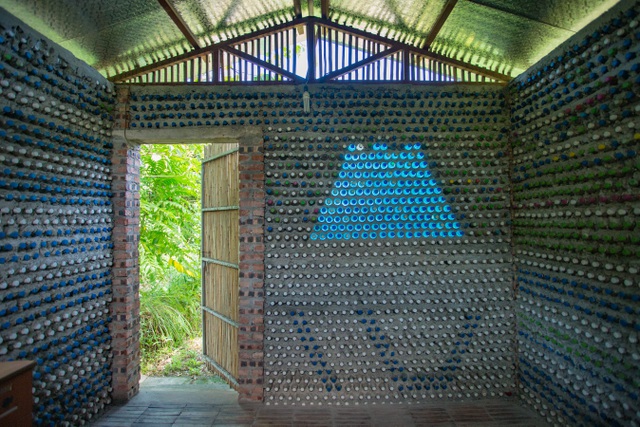 Tận mắt ngôi nhà được làm từ 9.000 vỏ chai nhựa độc nhất ở Hà Nội-2