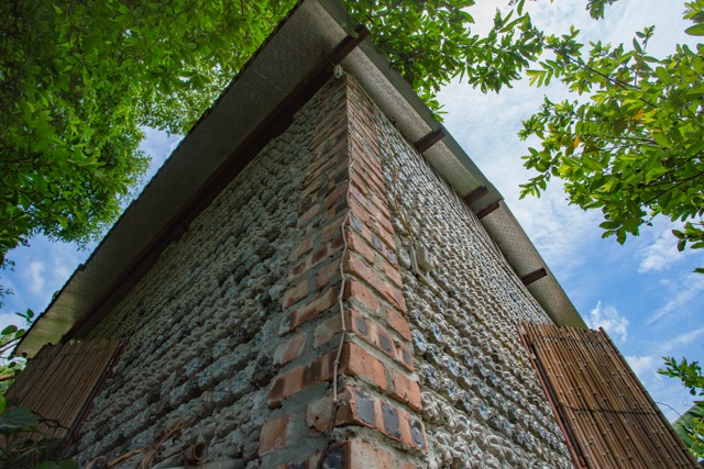 Tận mắt ngôi nhà được làm từ 9.000 vỏ chai nhựa độc nhất ở Hà Nội-8