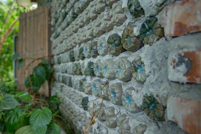 Tận mắt ngôi nhà được làm từ 9.000 vỏ chai nhựa độc nhất ở Hà Nội-10