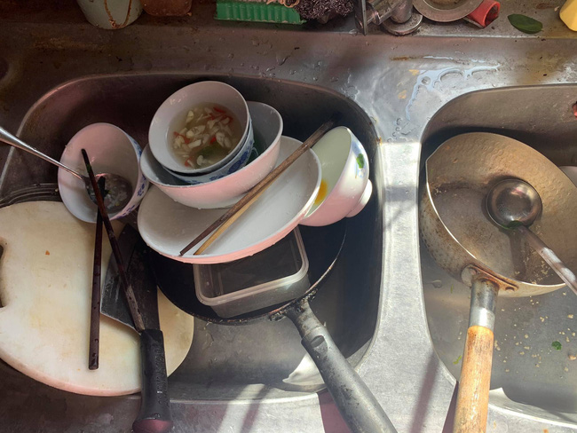 Vợ ốm, chồng để nguyên bát đũa chẳng rửa và lý thuyết: Đó là việc của đàn bà, người phụ nữ quyết ra chiêu độc khiến anh ta rối rít xin lỗi-1